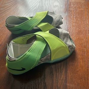 Nike Studio Wrap Yoga/Pilates/Barre Shoes, medium size & green color.